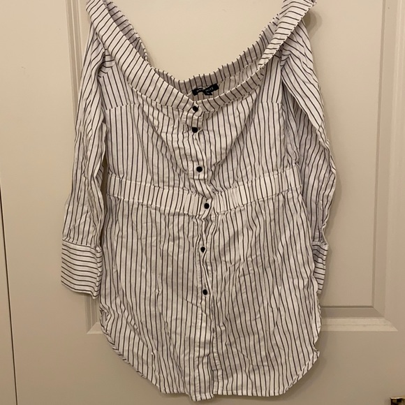 🧁Off the shoulder pin striped black and white button up shirt - Picture 2 of 7